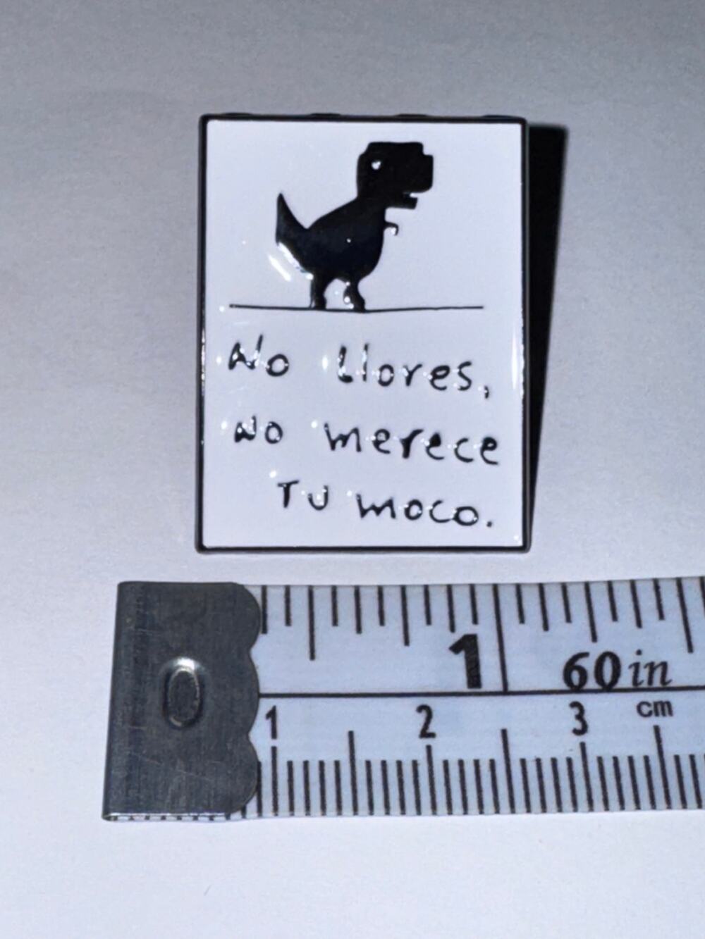 No llores, no merece to maco Pin Brooch